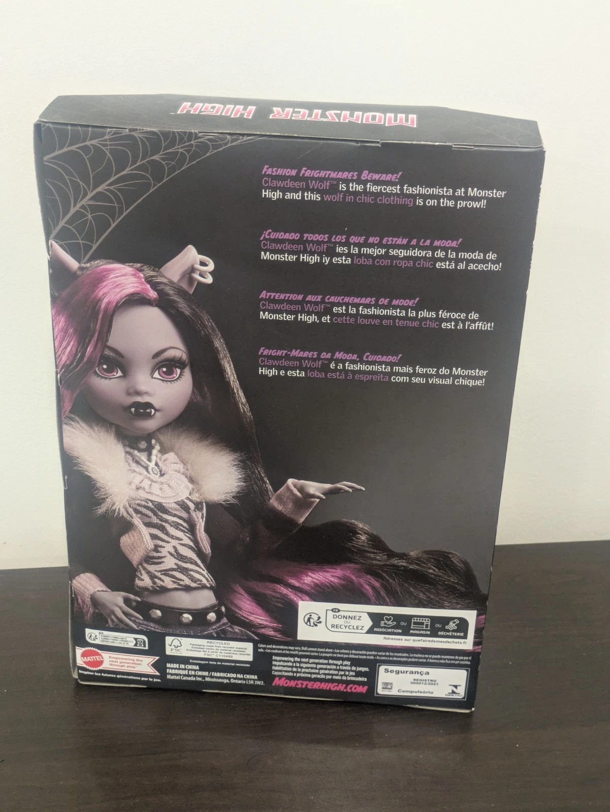 Parte trasera de la caja de Monster High Reel Drama Clawdeen Wolf con biografía del personaje.