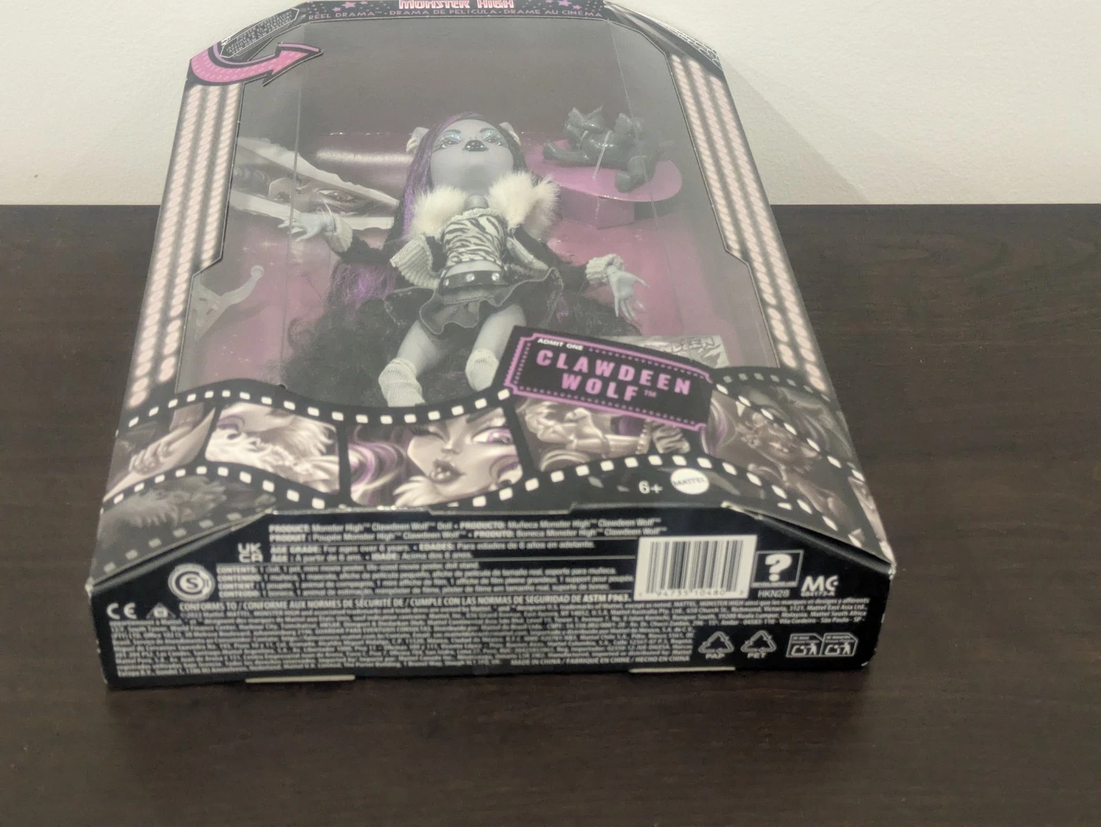 Vista inferior de la caja de la muñeca Monster High Reel Drama Clawdeen Wolf con códigos de barras.