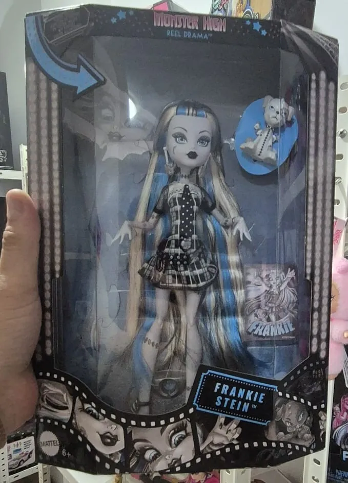 Muñeca Monster High Reel Drama Frankie Stein en su caja original con mascota y accesorios visibles.