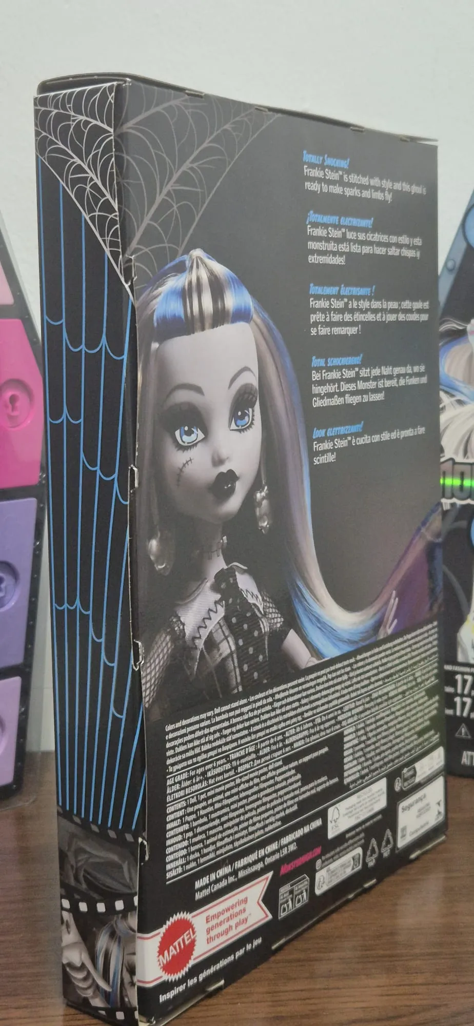 Parte trasera de la caja de la muñeca Monster High Reel Drama Frankie Stein con ilustración y biografía.