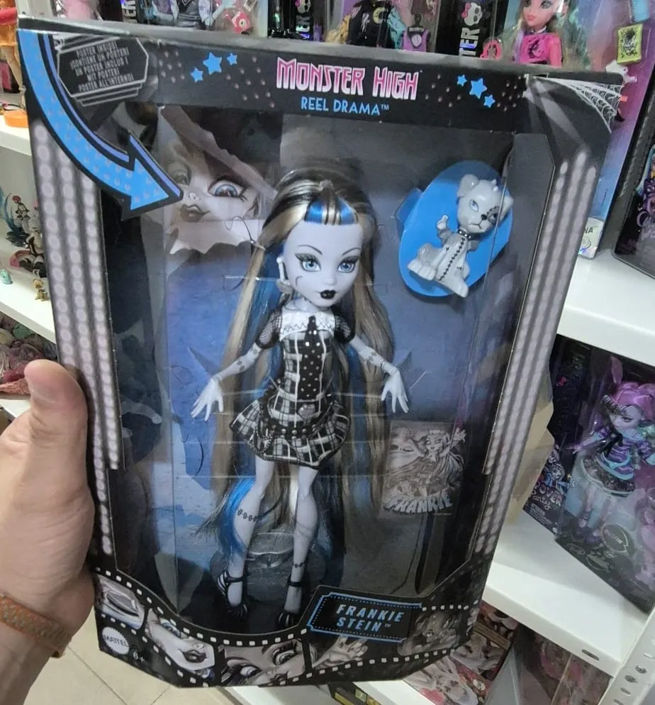 Muñeca Monster High Reel Drama Frankie Stein en su caja original mostrando el detalle del vestido.