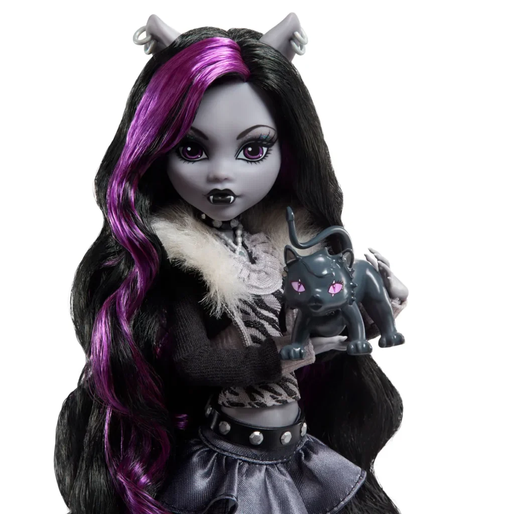 Primer plano de la muñeca Clawdeen Wolf Reel Drama sosteniendo a su mascota Crescent.