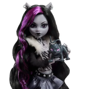 Primer plano de la muñeca Clawdeen Wolf Reel Drama sosteniendo a su mascota Crescent.