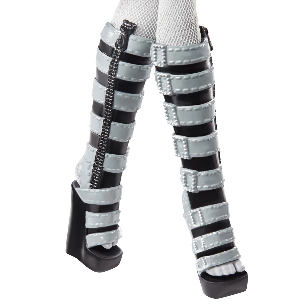 Detalle de las botas altas de plataforma en blanco y negro de la muñeca Clawdeen Wolf Reel Drama.