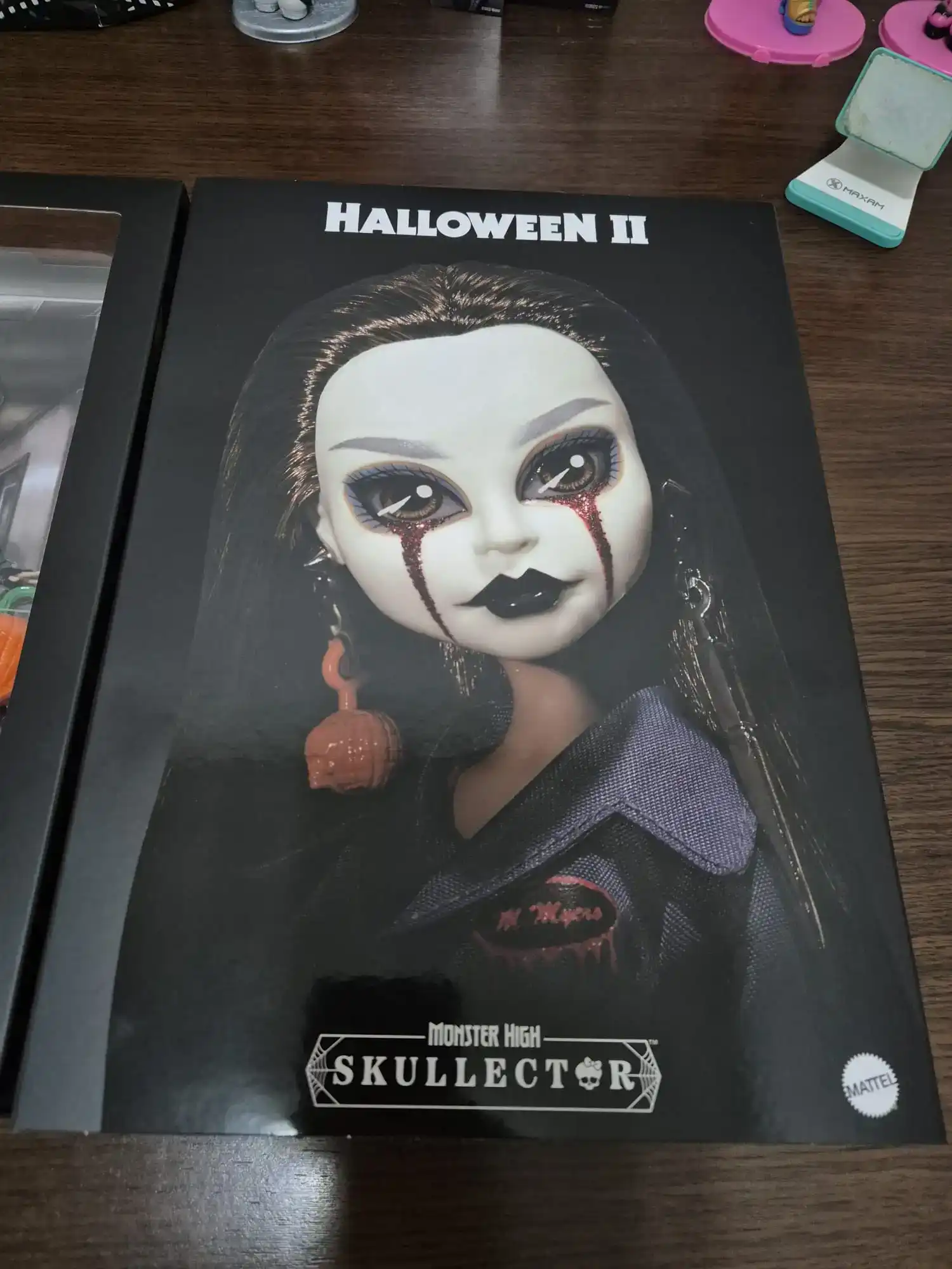 Ilustración de la portada con primer plano de la muñeca Monster High Skullector Michael Myers Halloween II.